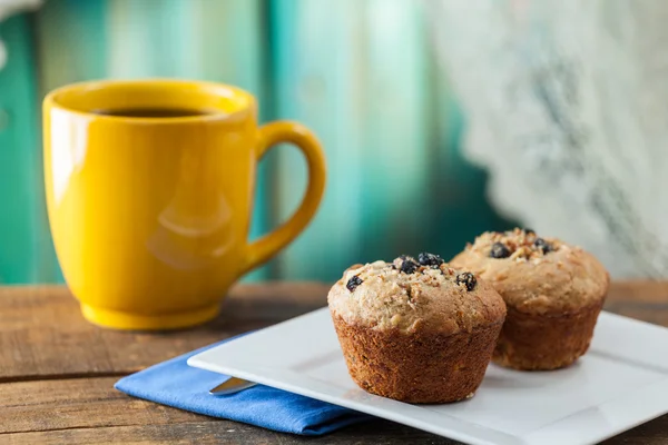 Banana Nut Muffin serwowane z kawa na śniadanie — Zdjęcie stockowe