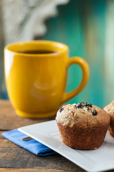 Banana Nut Muffin serveras med kaffe till frukost — Stockfoto