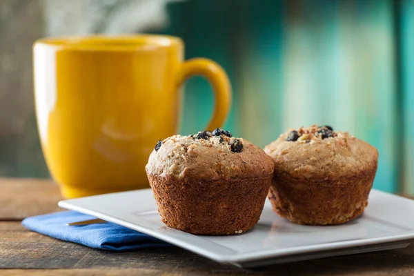 Banana Nut Muffin serwowane z kawa na śniadanie — Zdjęcie stockowe