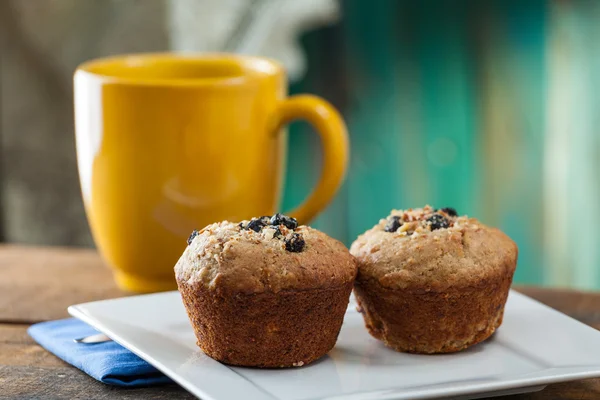 Banana Nut Muffin serwowane z kawa na śniadanie — Zdjęcie stockowe