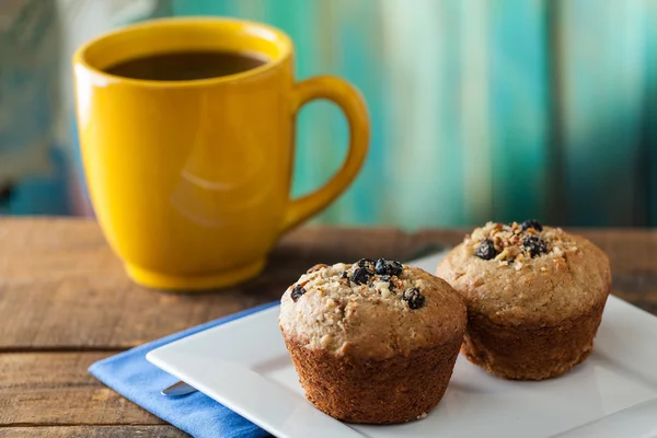 Banana Nut Muffin serwowane z kawa na śniadanie — Zdjęcie stockowe