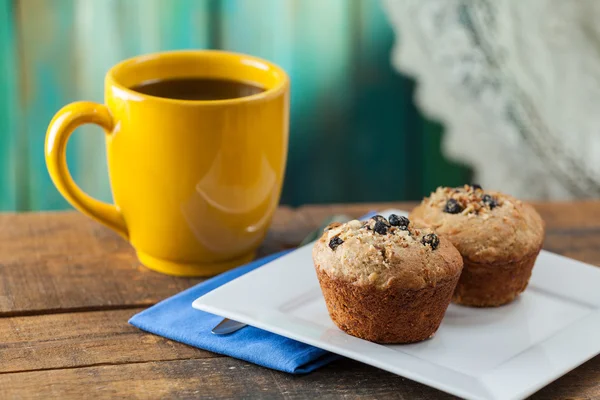 Banana Nut Muffin serveras med kaffe till frukost — Stockfoto