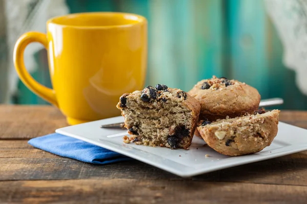 Banana Nut Muffin serwowane z kawa na śniadanie — Zdjęcie stockowe
