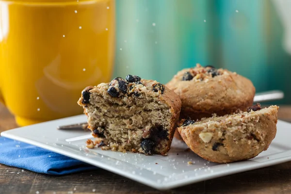 Muffin alle noci di banana cosparso di zucchero servito con caffè — Foto Stock