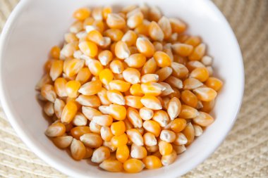 Seçici odak beyaz bir kase patlamış mısır çekirdekleri, yakın çekim