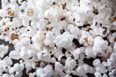 Ahşap bir masaya dökülen patlamış mısır yakın çekim