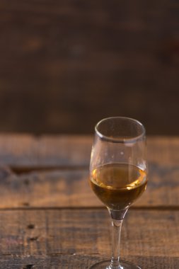 ahşap arka plan üzerinde bardakta viski
