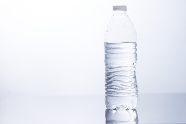 İçme suyu izole plastik şişe