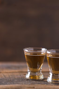 ahşap arka plan üzerinde bardakta viski