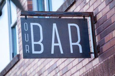 Bar bir şehri kopya alanı ile bina oturum.