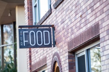 Bir şehri kopya alanı ile bina tabelada gıda.