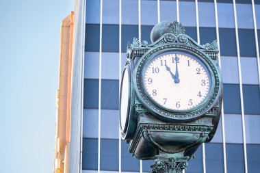 Kutup kopya alanı ile bina önünde Saat Kulesi.