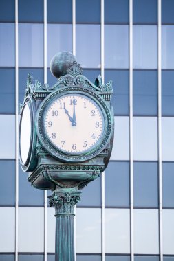 Kutup kopya alanı ile bina önünde Saat Kulesi.