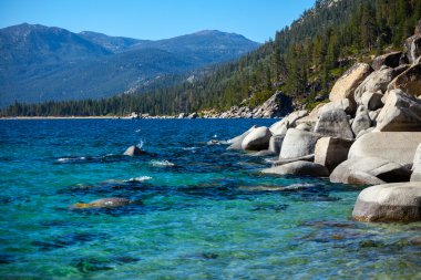 Sıcak yaz gününde güzel Lake Tahoe.
