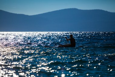 Paddleboarding siluet kişi
