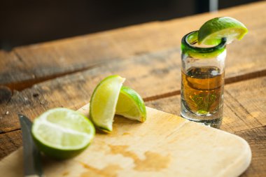 İçki kadehi şişe tekila. Seçici odak. Arka plan bulanık.