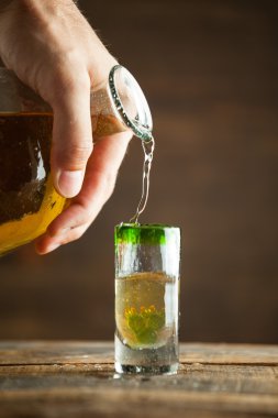 Tekila shot cam içine dökme. Seçici odak.