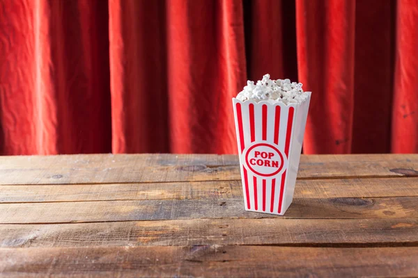 Popcorn in klassischer Kino-Servierbox auf Holz-Hintergrund — Stockfoto