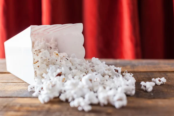Popcorn in klassischer Kino-Servierbox auf Holz-Hintergrund — Stockfoto