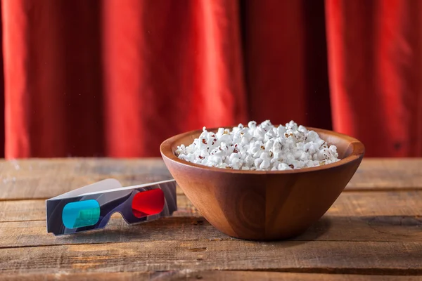 Popcorn in schöner Holzschale und 3D-Brille zum Anschauen von Filmen — Stockfoto