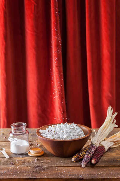 Pipoca Popped fresca na tigela de madeira com amêndoas e milho — Fotografia de Stock