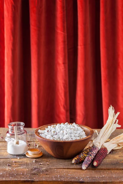 Palomitas de maíz frescas en un tazón de madera con granos y mazorcas de maíz —  Fotos de Stock