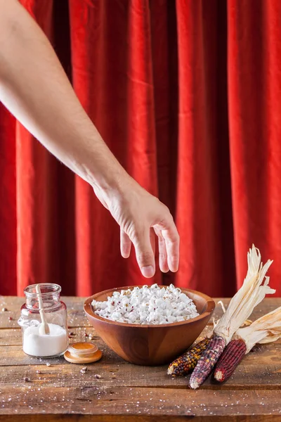 Φρέσκο Popped Popcorn σε ξύλινο μπολ με πυρήνες και ο αραβόσιτος — Φωτογραφία Αρχείου