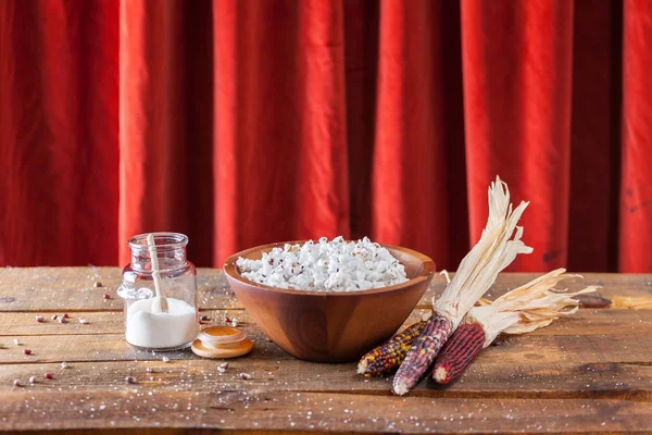 Popcorn fresco in ciotola di legno con gherigli e pannocchie — Foto Stock