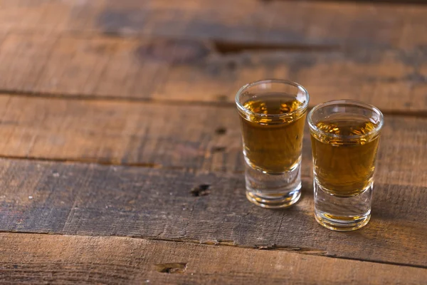 Whisky in vetro su fondo legno — Foto Stock