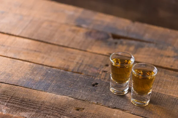 Whisky in vetro su fondo legno — Foto Stock