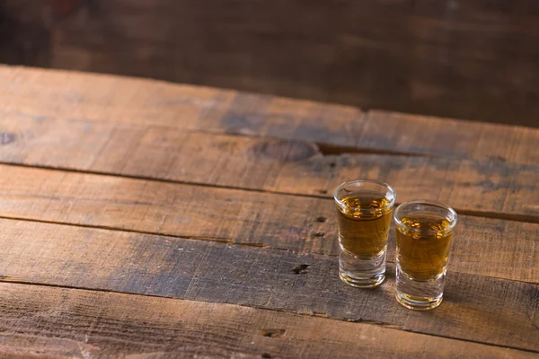 Whisky in vetro su fondo legno — Foto Stock