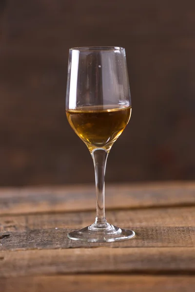 Whiskey in glas op houten achtergrond — Stockfoto