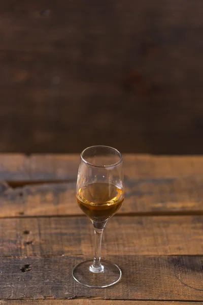 Whiskey in glass on wood background — Stock Photo, Image