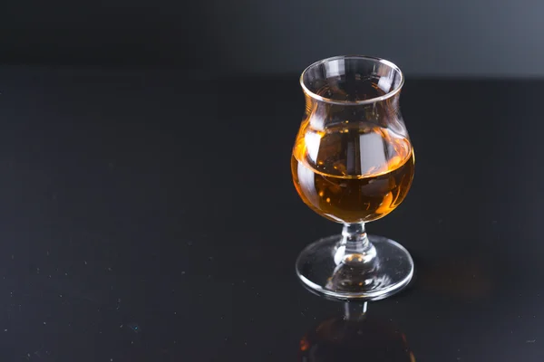 Dışarı-in viski içmek için bir yudum — Stok fotoğraf
