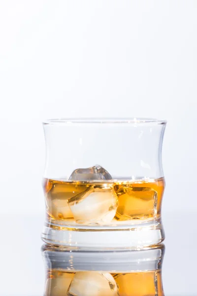 Whisky sulle rocce sul tavolo di vetro — Foto Stock