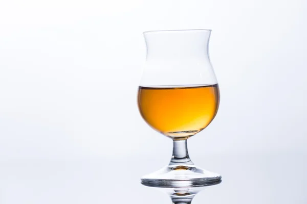 Whisky sulle rocce sul tavolo di vetro — Foto Stock