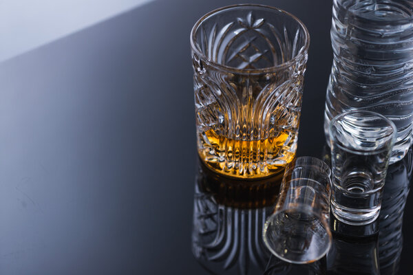 пустой стакан от питья алкоголя
