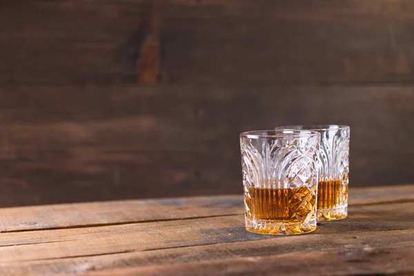 Whisky in Glas auf Holz Hintergrund — Stockfoto