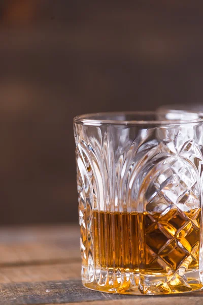 Whisky in Glas auf Holz Hintergrund — Stockfoto