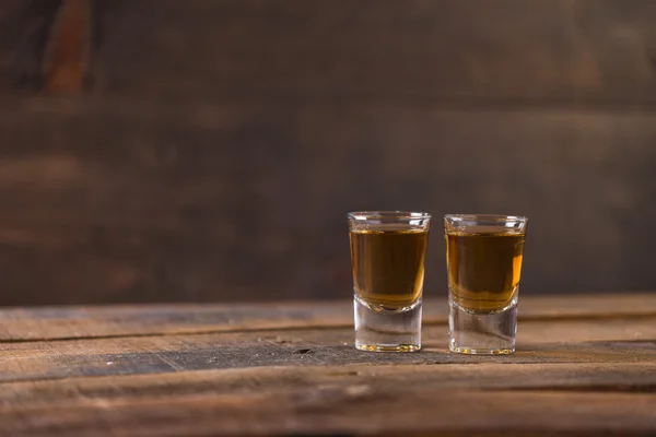 Whisky in vetro su fondo legno — Foto Stock