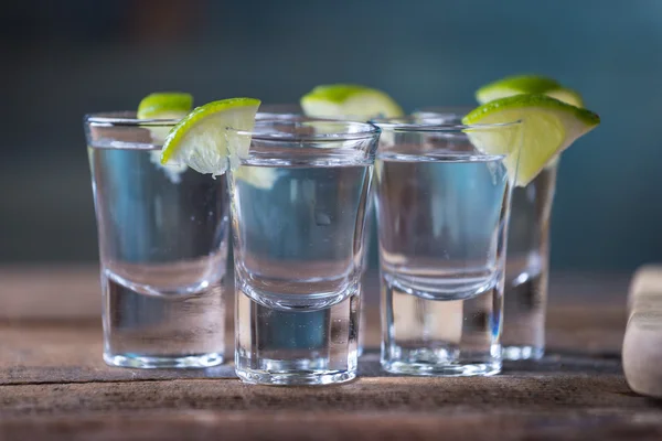 Bevande alla vodka con limone e lime — Foto Stock