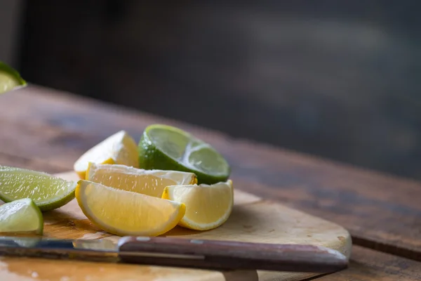 Limones cortados en una tabla de cortar — Foto de Stock