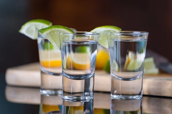 Votka içecekler limon ve kireç — Stok fotoğraf