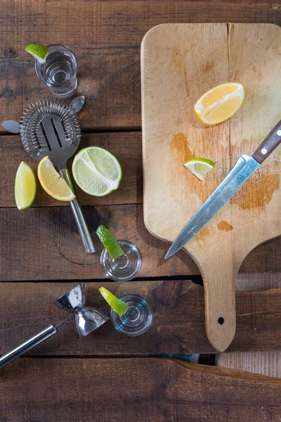 Votka içecekler limon ve kireç — Stok fotoğraf