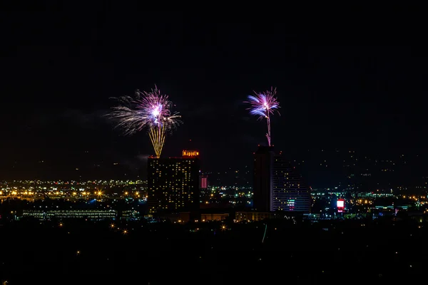 RENO - 04 DE JULIO: El espectáculo de fuegos artificiales Nugget como parte del 4 de julio — Foto de Stock