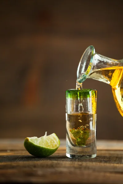 Copo de shot de tequila na mesa de madeira. Foco seletivo . — Fotografia de Stock