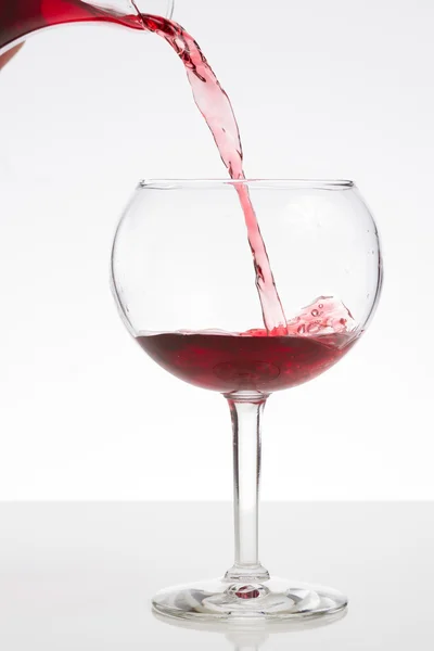 Vino tinto vertiendo en una copa de vino con espacio para copiar — Foto de Stock