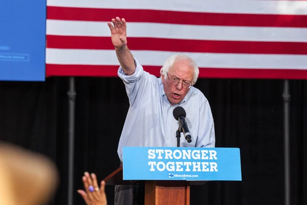 LAS VEGAS, NV - 6 de noviembre de 2016: Bernie Sanders saluda a la multitud — Foto de Stock