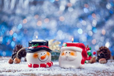 Noel Baba ve kardan adam Mumluk karlı ahşap üzerine