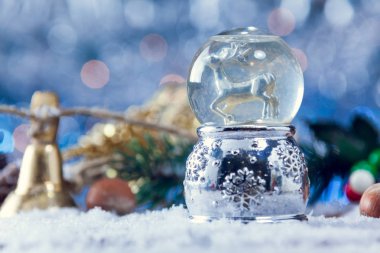 Noel Reindeer karlı ahşap dekor ile dünya kar